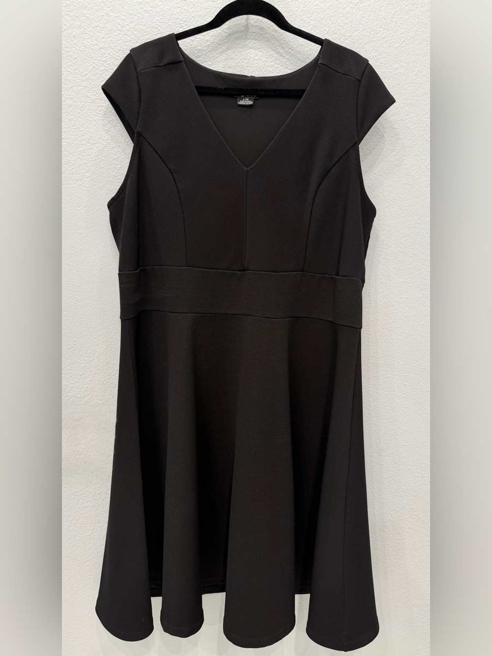 City Chic Sturdy Fit & Flare V-Neck Cap Sleeve LBD Dress Size 20